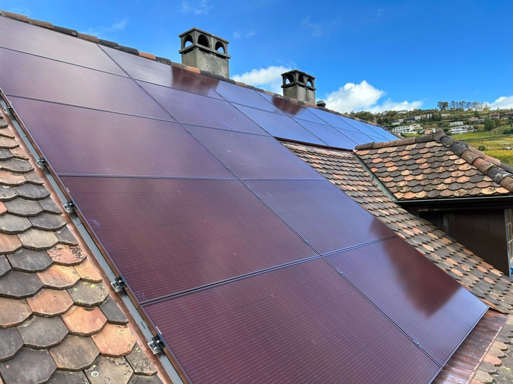 Installation de 53 panneaux photovoltaïques à Lutry, dans le Canton de Vaud, par STG Energy, spécialiste en énergie solaire.