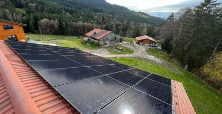 Toiture équipée de panneaux photovoltaïques à La Roche dans le canton de Fribourg par STG Energy