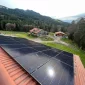 Toiture équipée de panneaux photovoltaïques à La Roche dans le canton de Fribourg par STG Energy