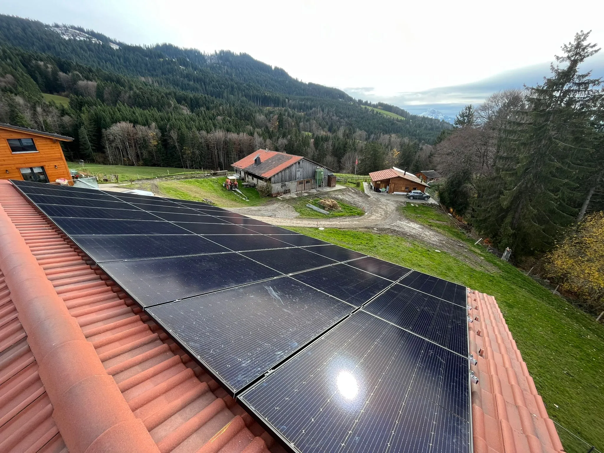 Toiture équipée de panneaux photovoltaïques à La Roche dans le canton de Fribourg par STG Energy