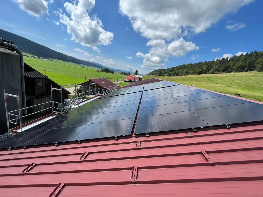 STG-Energy-installation-central-photovoltaique-toiture panneaux sandwich-la-sagne-neuchatel
