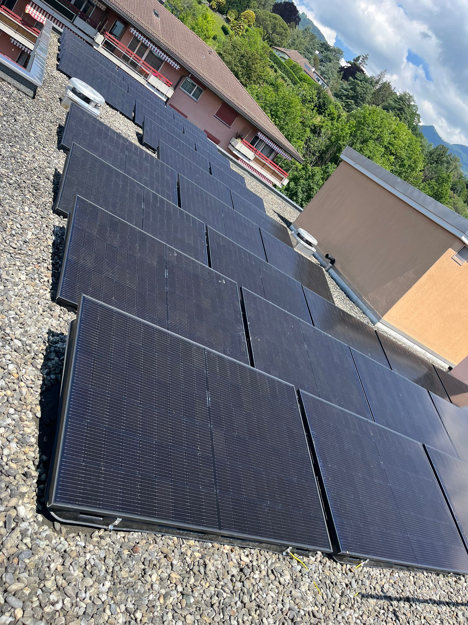 Transition Énergétique à Clarens : 151 Panneaux Solaires pour la PPE Le Renaissance