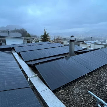 Panneaux photovoltaïques sur toit plat à Delémont installés par STG Energy – production solaire annuelle 22 500 kWh