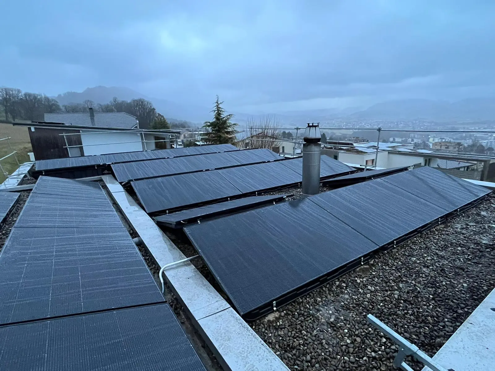 Panneaux photovoltaïques sur toit plat à Delémont installés par STG Energy – production solaire annuelle 22 500 kWh