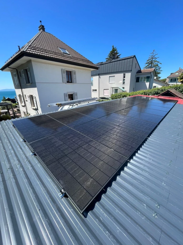 Installation de 20 panneaux solaires photovoltaïques de 405 W sur une toiture résidentielle à Gingins, dans le canton de Vaud, par STG Energy.