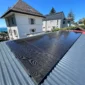 Installation de 20 panneaux solaires photovoltaïques de 405 W sur une toiture résidentielle à Gingins, dans le canton de Vaud, par STG Energy.