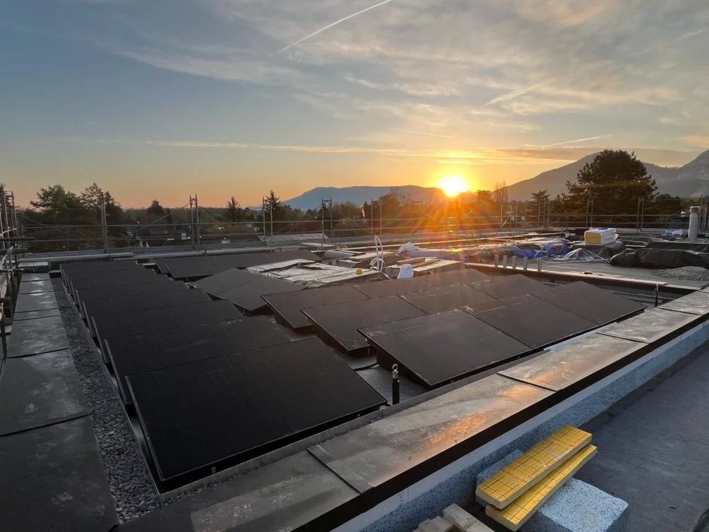 Installation photovoltaïque sur toiture bac acier d’un bâtiment agricole à Forel (Lavaux), Vaud, par STG Energy, installateur de panneaux solaires.
