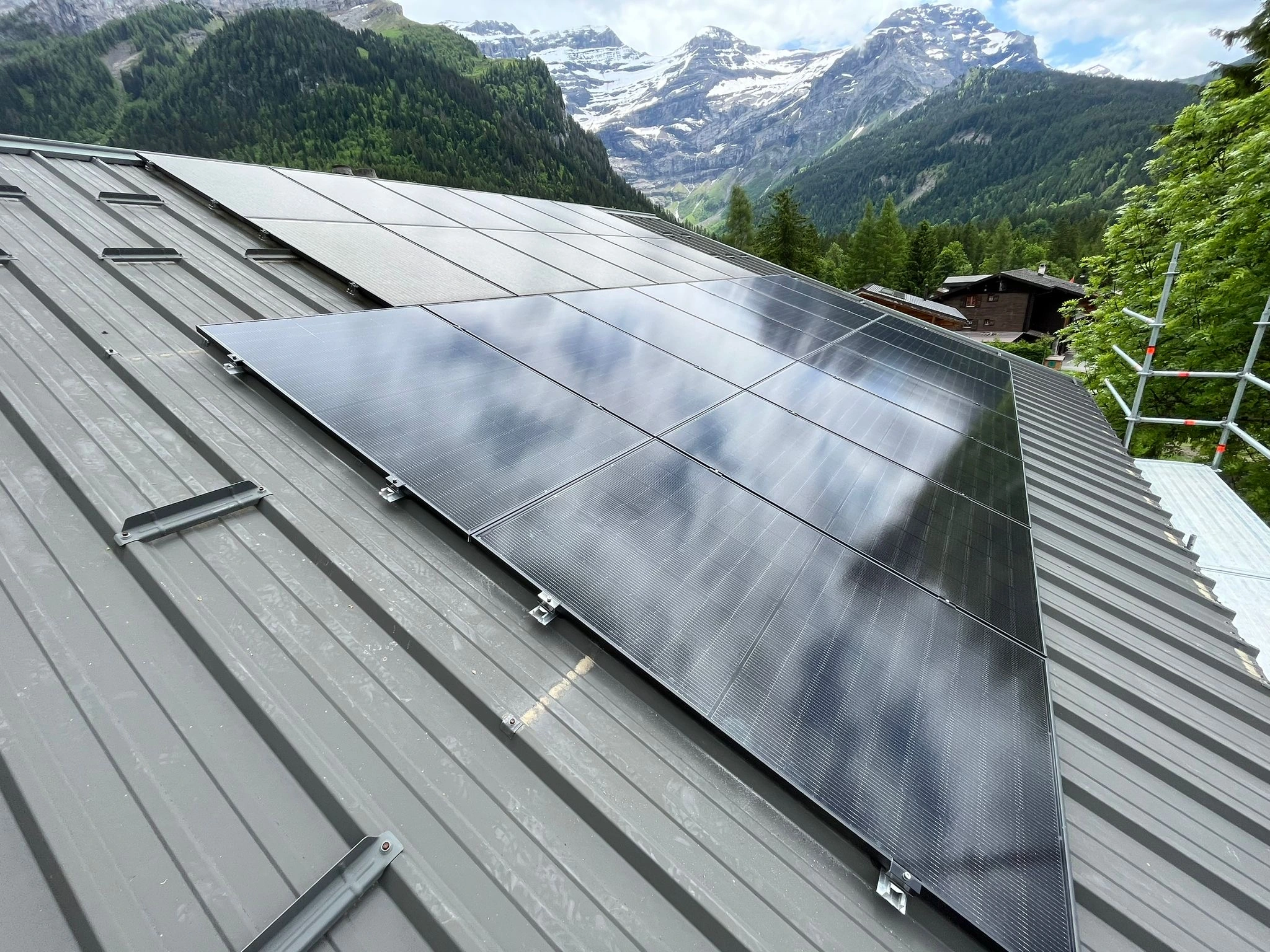 Panneaux solaires sur toiture bac acier à Ormont-Dessus avec batteries de backup