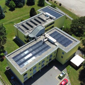 Installation de panneaux photovoltaique sur un immeuble en toiture plate