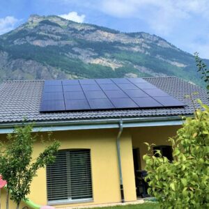 installation de panneaux photovoltaïque sur le toit d'une villa en tuile mécanique traditionel